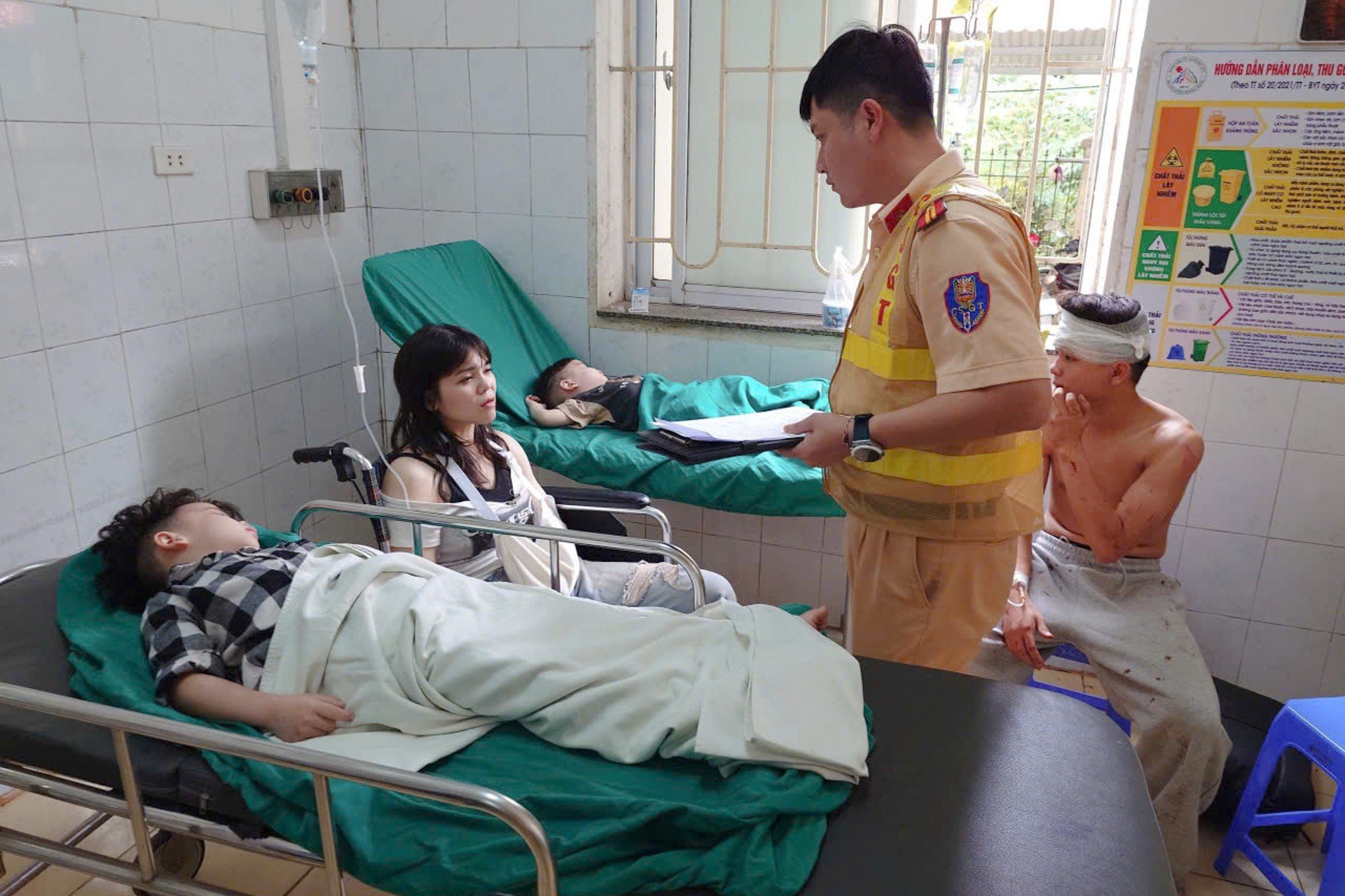 Hiện trường vụ xe khách chở 25 người lao xuống vực sâu 100m ở Sơn La - 8