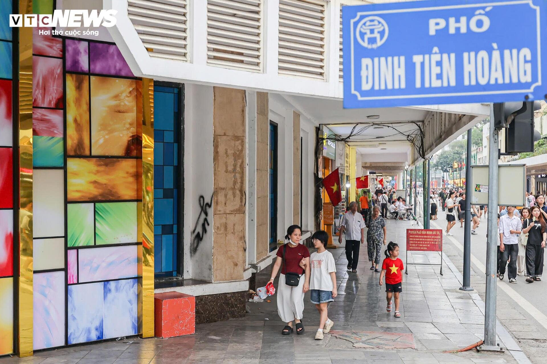 Phố đi bộ Hồ Gươm sạch bóng hàng rong, vỉa hè thông thoáng bất ngờ - 3