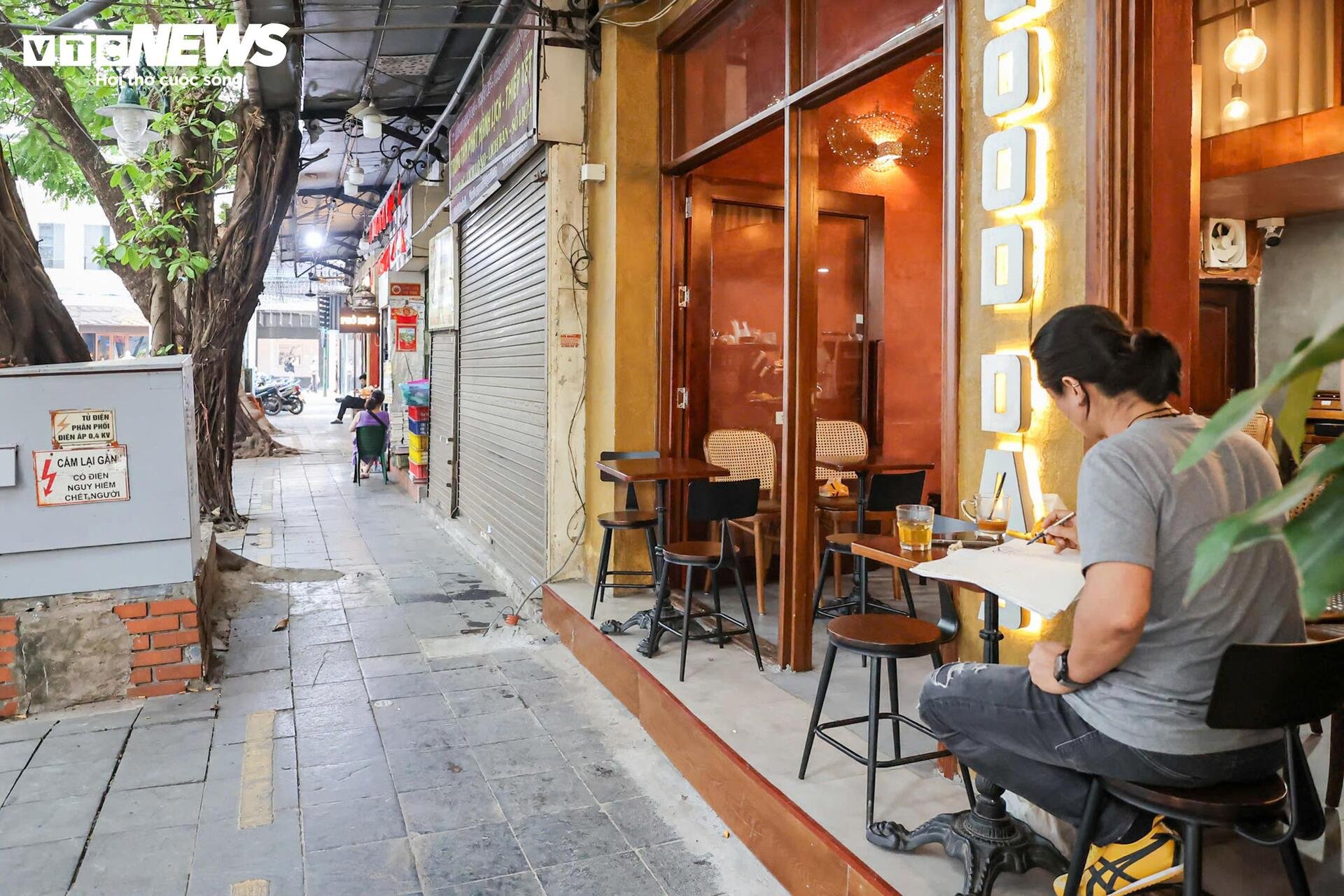 Phố đi bộ Hồ Gươm sạch bóng hàng rong, vỉa hè thông thoáng bất ngờ - 4