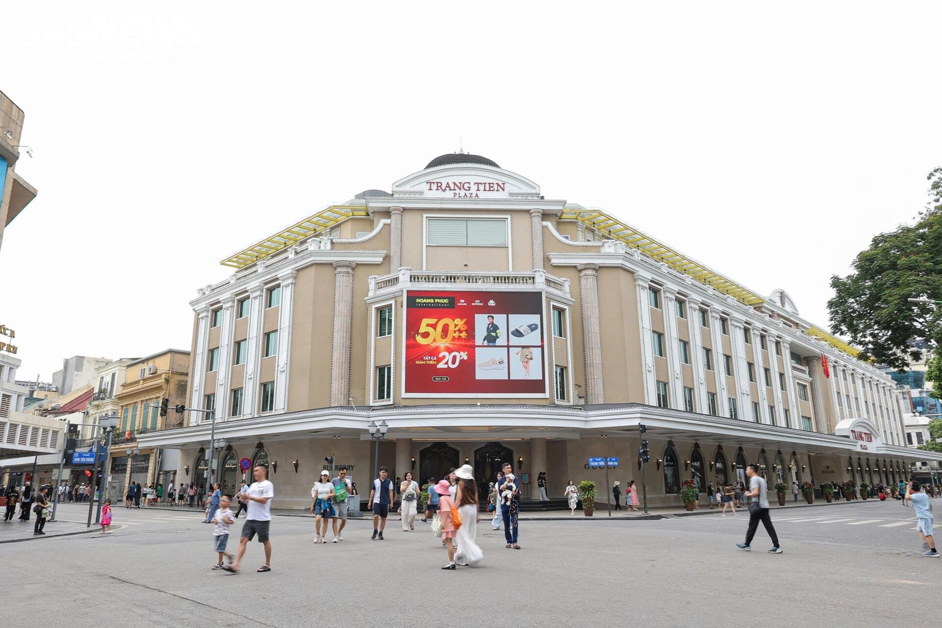 Phố đi bộ Hồ Gươm sạch bóng hàng rong, vỉa hè thông thoáng bất ngờ - 6