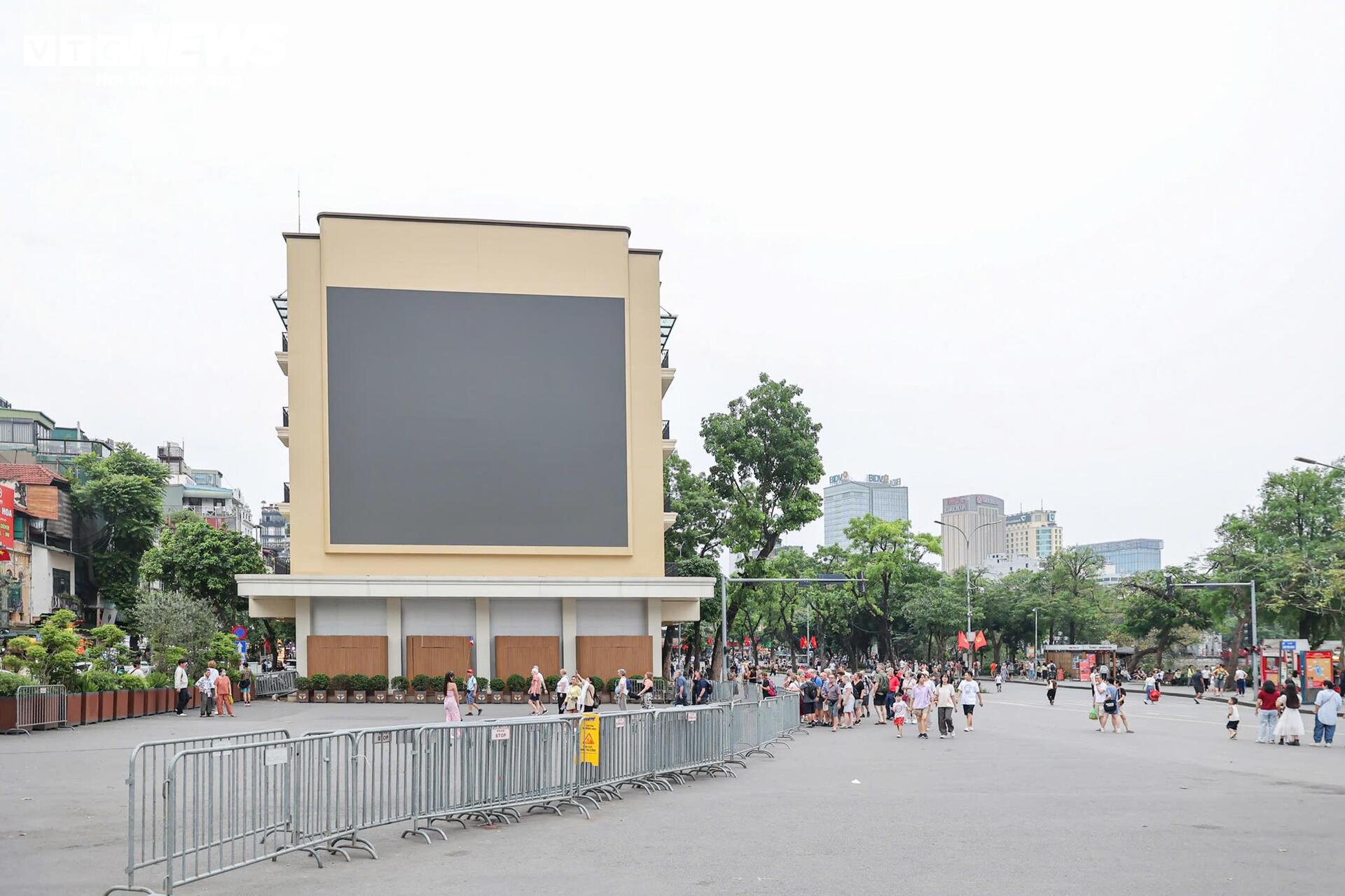 Phố đi bộ Hồ Gươm sạch bóng hàng rong, vỉa hè thông thoáng bất ngờ - 8