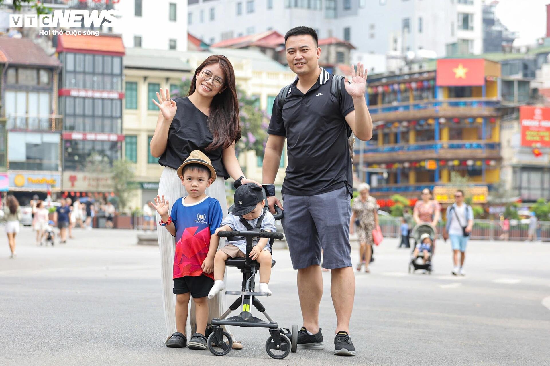 Phố đi bộ Hồ Gươm sạch bóng hàng rong, vỉa hè thông thoáng bất ngờ - 9