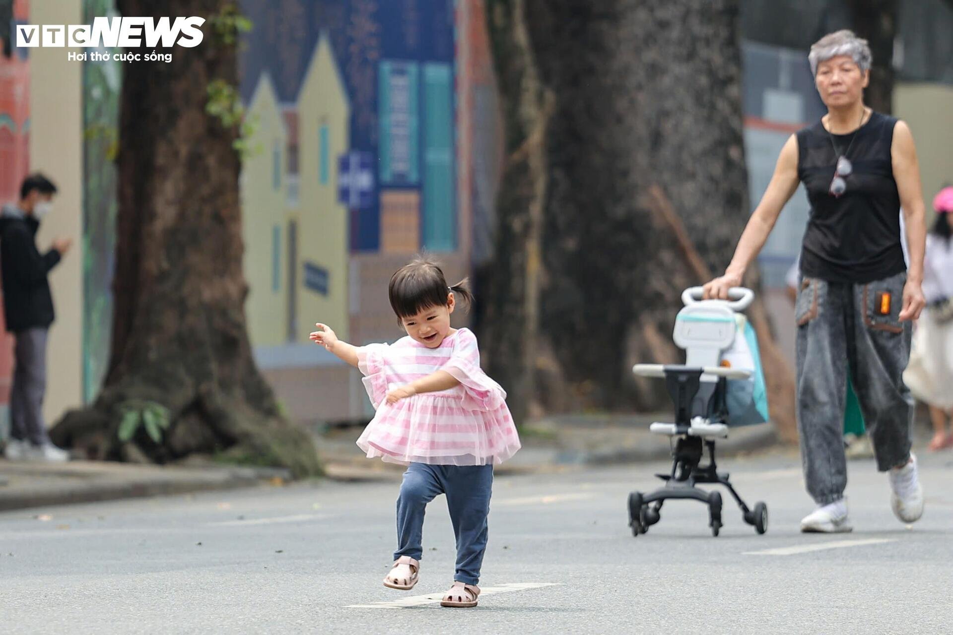 Phố đi bộ Hồ Gươm sạch bóng hàng rong, vỉa hè thông thoáng bất ngờ - 10