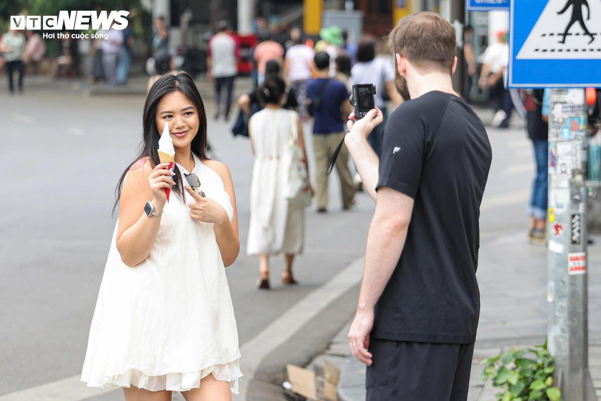 Phố đi bộ Hồ Gươm sạch bóng hàng rong, vỉa hè thông thoáng bất ngờ - 11