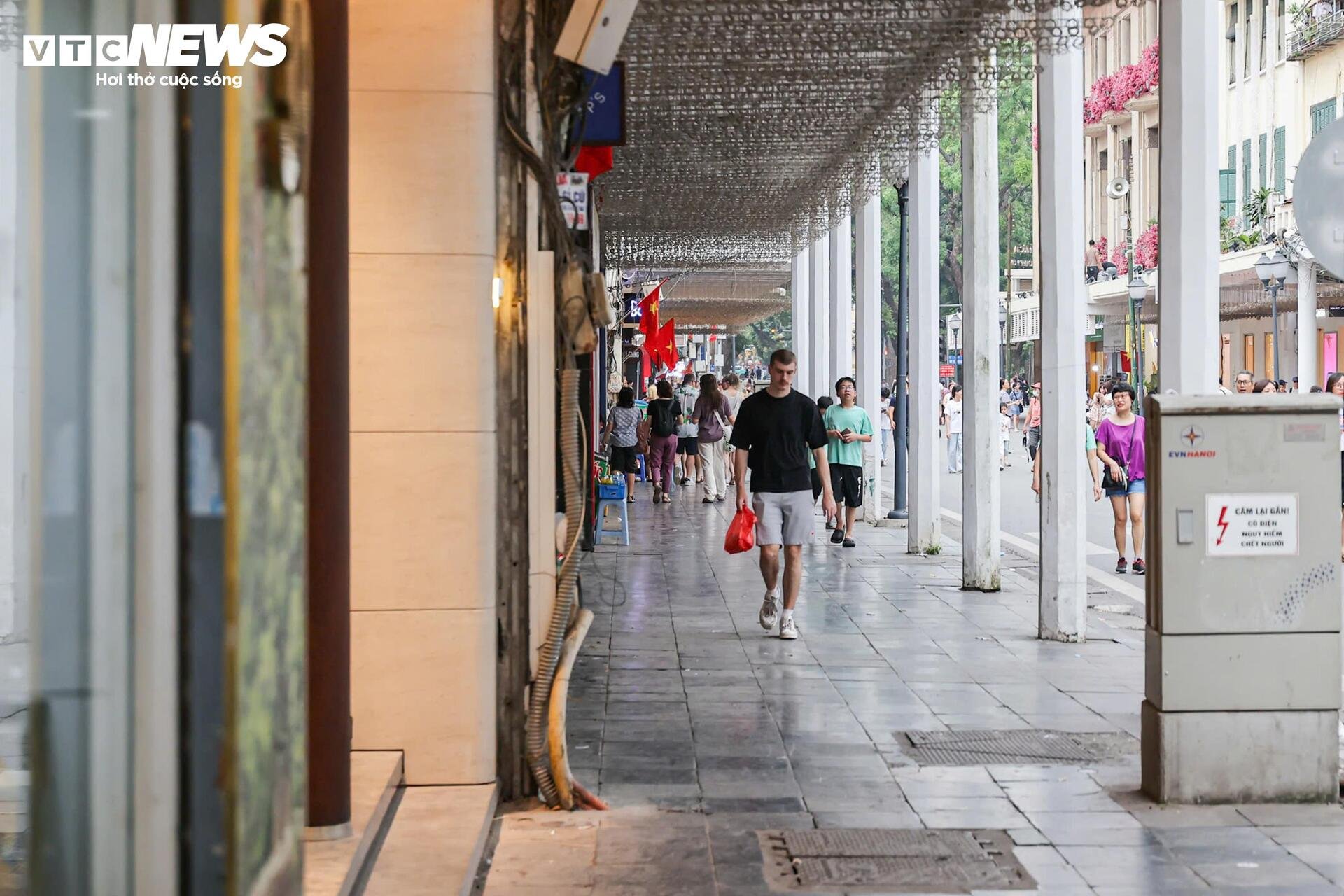 Phố đi bộ Hồ Gươm sạch bóng hàng rong, vỉa hè thông thoáng bất ngờ - 12