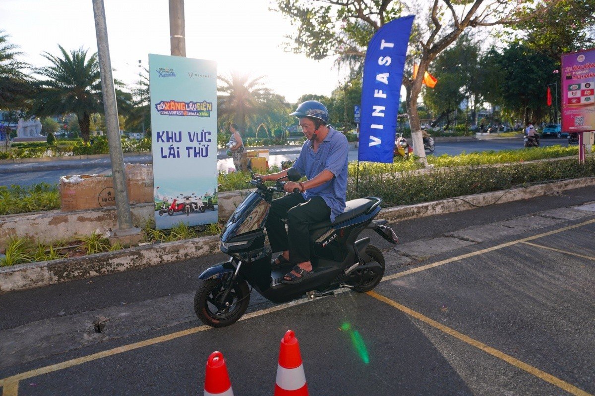 Anh Phi trải nghiệm mẫu xe Flazz tại sự kiện