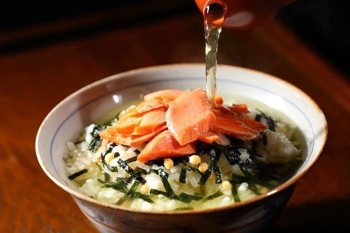 Sự kết hợp giữa cơm nguội và trà giúp thanh lọc đường ruột. (Ảnh: WasabiCO)