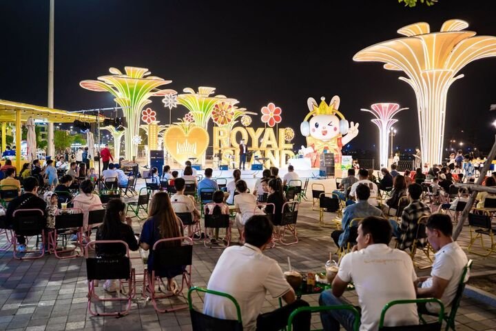 Cộng đồng cư dân đông đảo tạo nên nhịp sống sôi động cho thành phố Đảo Hoàng Gia.