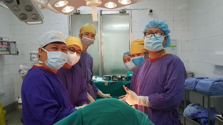 Sinh viên nước ngoài tham gia phụ mổ tại bệnh viện Việt Đức (Ảnh: BVCC)