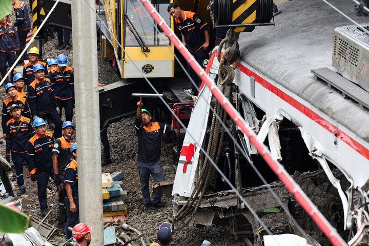 Hình ảnh thảm khốc tai nạn liên hoàn giữa 2 tàu hoả và taxi điện tại Indonesia - 3
