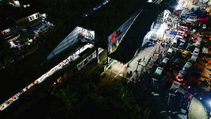 Hình ảnh thảm khốc tai nạn liên hoàn giữa 2 tàu hoả và taxi điện tại Indonesia - 5