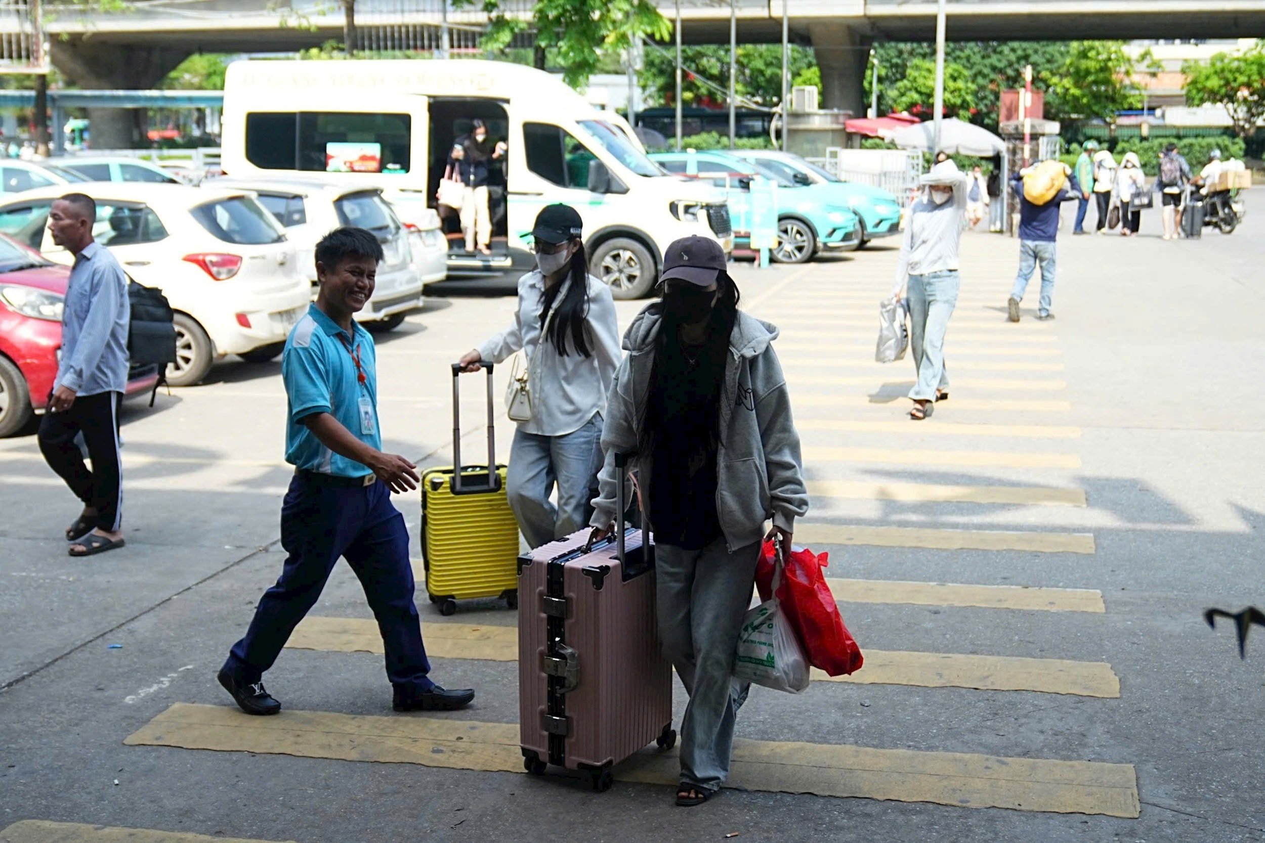 29-1777465526-truoc-ngay-nghi-le-nguoi-dan-hoi-ha-roi-thu-do-ve-que