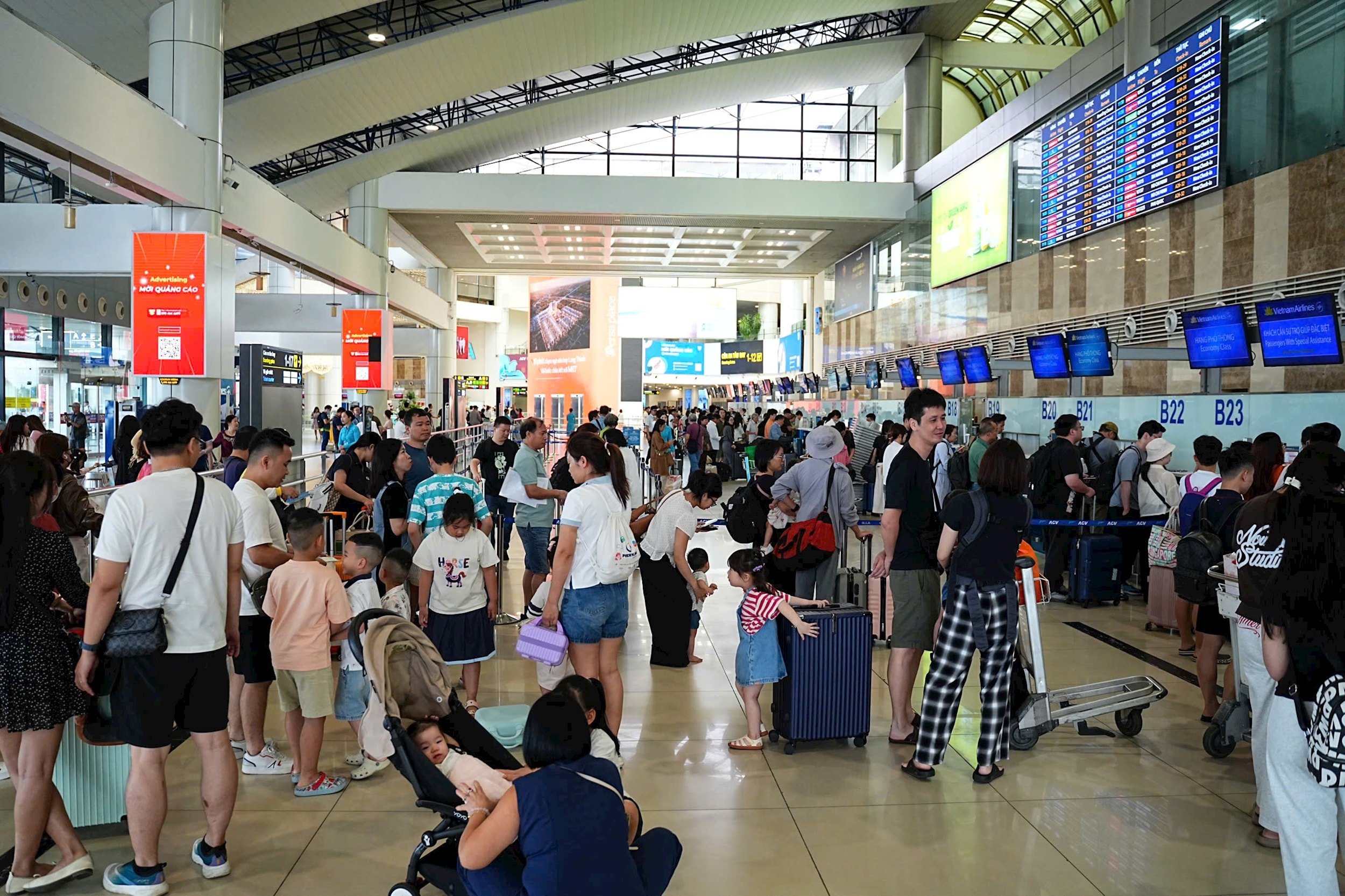 29-1777465536-truoc-ngay-nghi-le-nguoi-dan-hoi-ha-roi-thu-do-ve-que