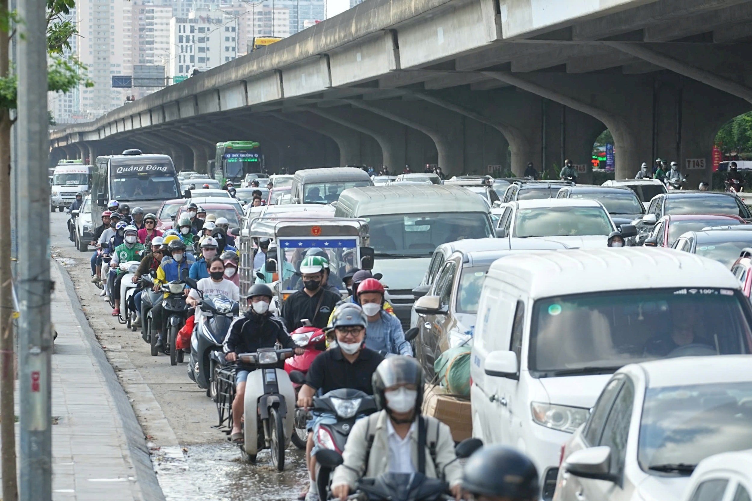 29-1777465548-truoc-ngay-nghi-le-nguoi-dan-hoi-ha-roi-thu-do-ve-que