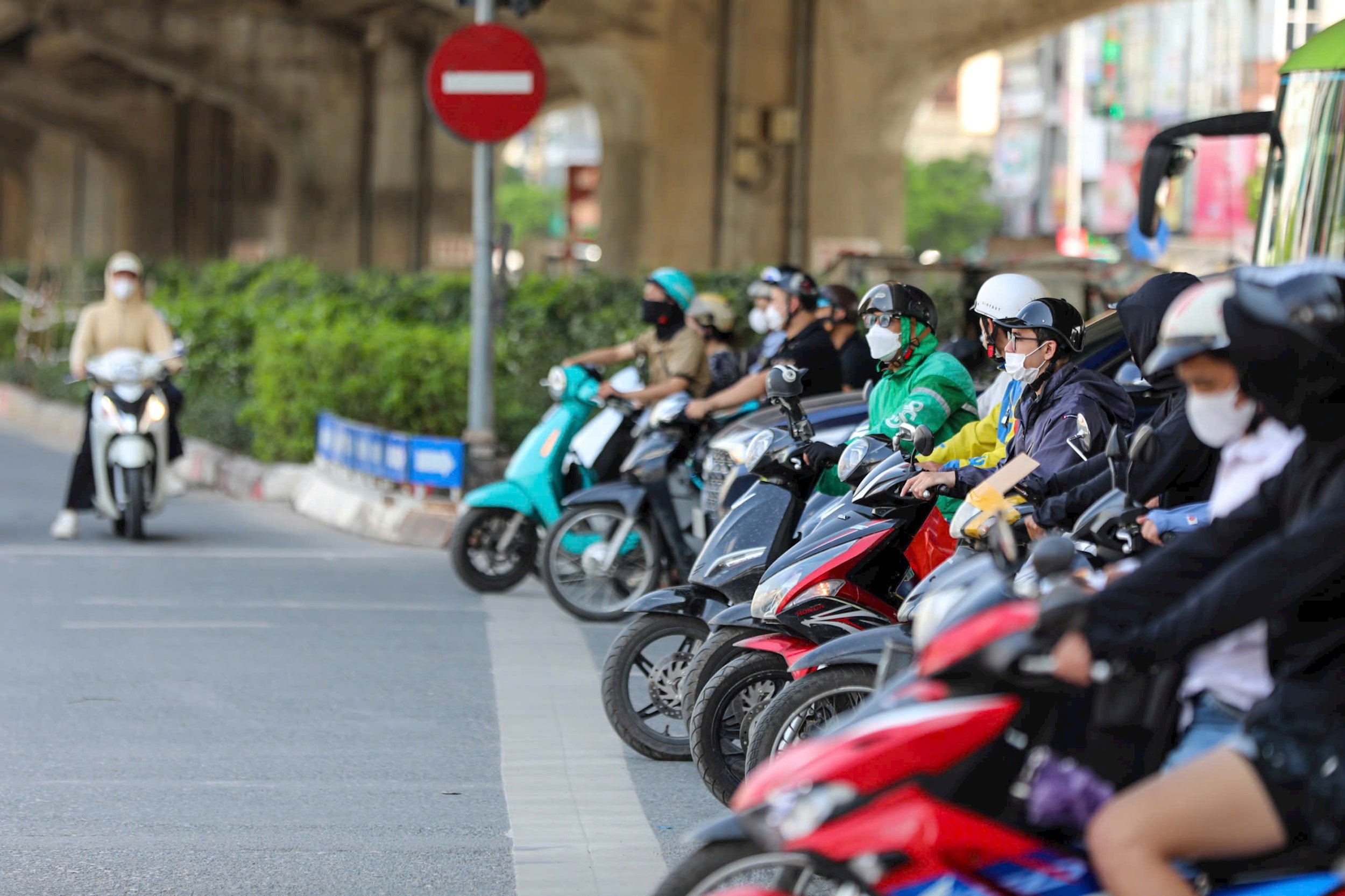 29-1777465574-truoc-ngay-nghi-le-nguoi-dan-hoi-ha-roi-thu-do-ve-que