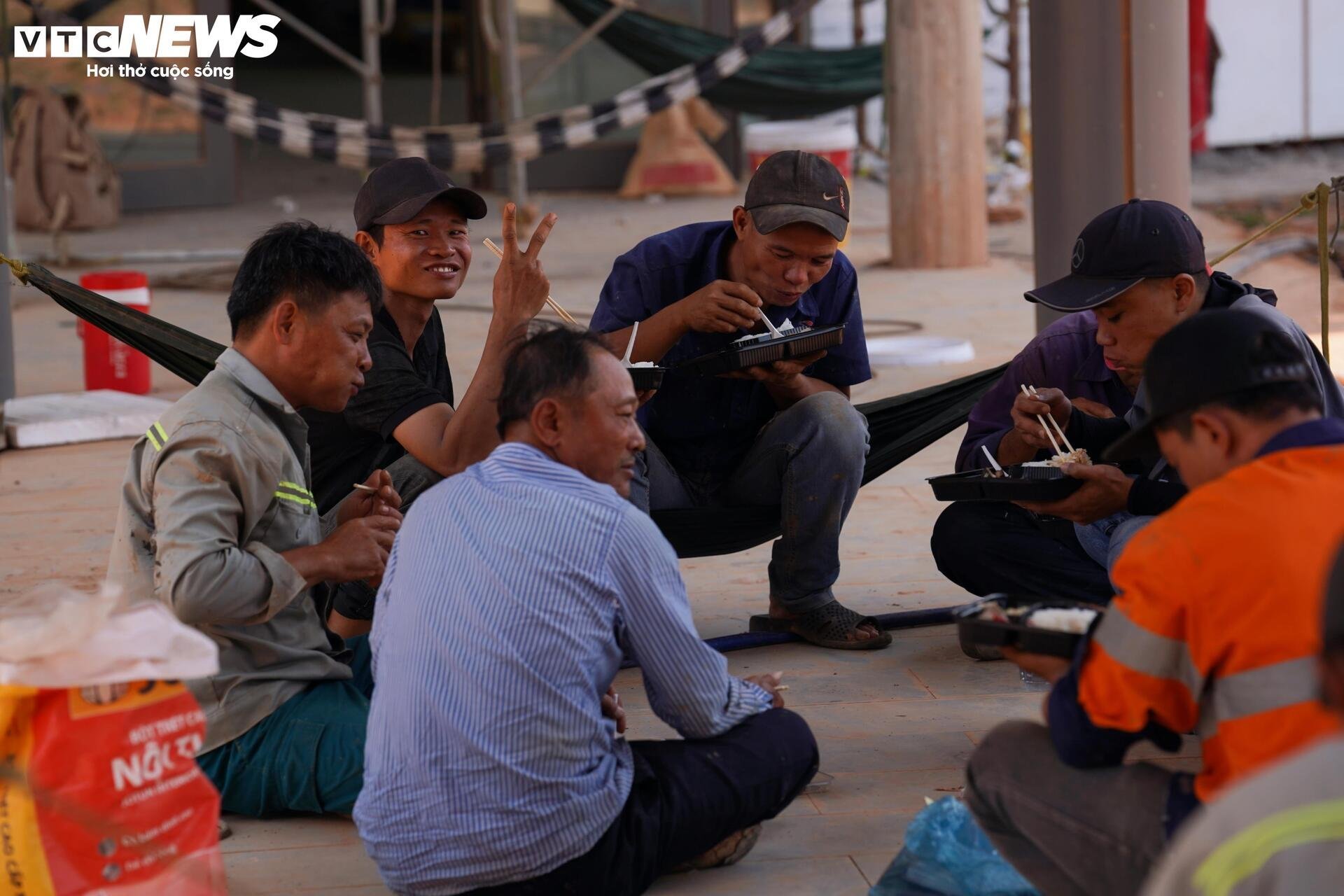 'Bữa cơm nhanh, giấc ngủ vội' giữa nắng gắt ở đại công trường sân bay Long Thành - 6