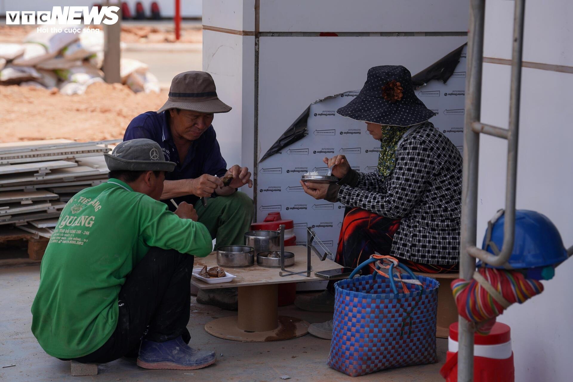 'Bữa cơm nhanh, giấc ngủ vội' giữa nắng gắt ở đại công trường sân bay Long Thành - 7