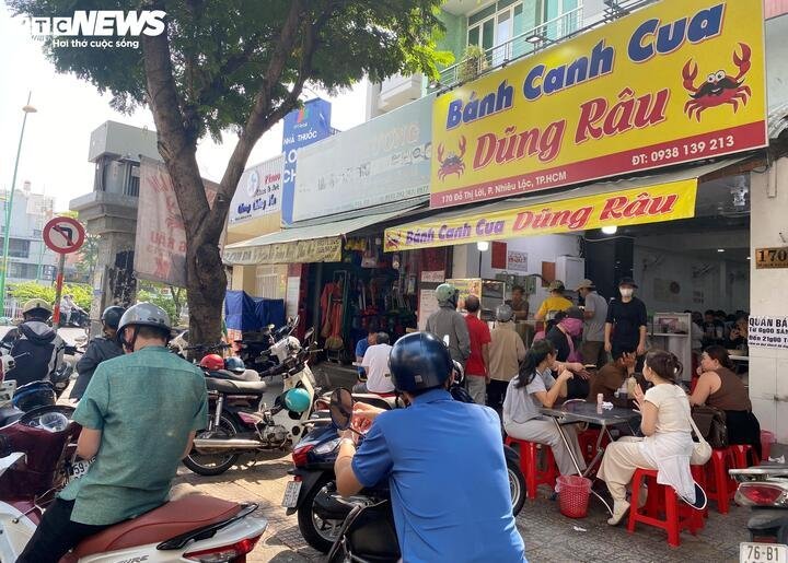 Nhiều thực khách chờ mua mang về. (Ảnh: Đại Việt)