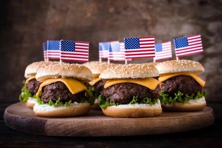 Người Mỹ yêu thích món ăn làm từ lúa mỳ như hamburger. (Ảnh: Sizzle)