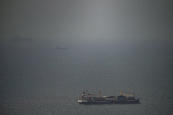 Tàu chở hàng di chuyển trên Vịnh Ba Tư hướng về eo biển Hormuz, gần Các Tiểu vương quốc Ả Rập Thống nhất (UAE), ngày 22/4/2026. (Ảnh: AP)