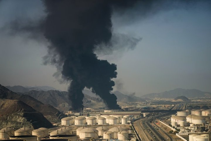 Khói bốc lên từ một cơ sở dầu mỏ ở Fujairah, Các Tiểu vương quốc Ả Rập Thống nhất (UAE), ngày 14/3. (Ảnh: AP)