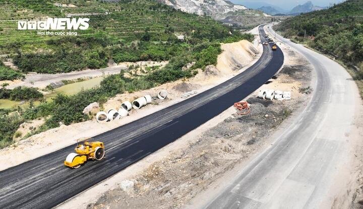 Tại một số vị trí đã đảm bảo điều kiện kỹ thuật, nhà thầu tổ chức thi công thảm nhựa mặt đường.