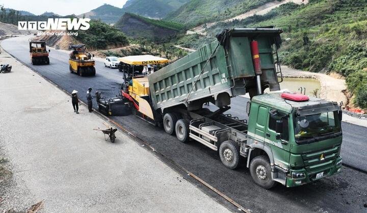 Tại một số vị trí đã đảm bảo điều kiện kỹ thuật, nhà thầu tổ chức thi công thảm nhựa mặt đường.