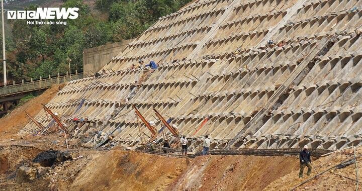 Tuyến đường đi qua khu vực đồi núi, địa hình phức tạp, song tiến độ vẫn được duy trì nhờ tổ chức thi công linh hoạt.