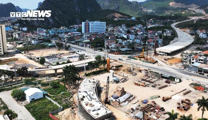 Hạng mục cầu vượt nút giao Quốc lộ 18 đã hoàn thành đúc sẵn dầm chữ I và super-T; thi công cọc khoan nhồi, mố, trụ cầu, đồng thời đang tổ chức lắp dầm và thi công bản mặt cầu nhánh.