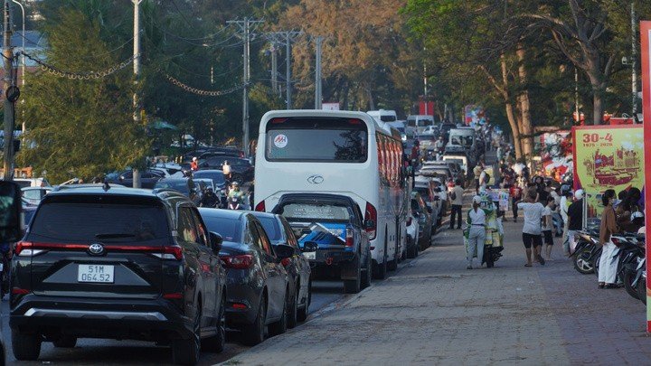 Đường phố tại Mũi Né và Phan Thiết chật kín xe cộ.
