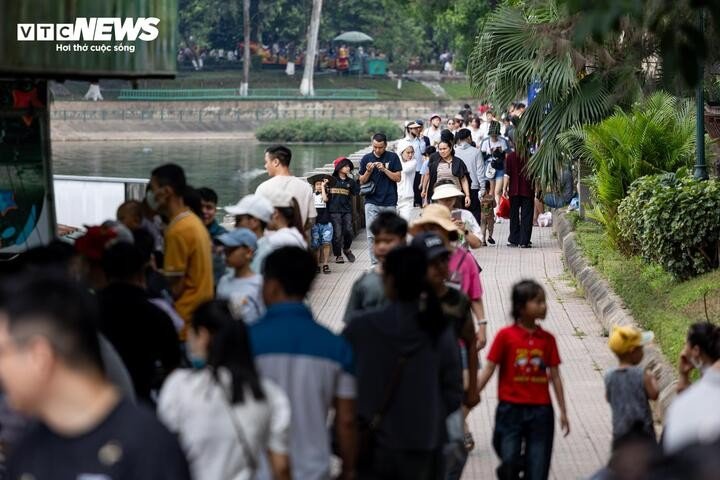 Biển người đổ về trung tâm thương mại, khu vui chơi Hà Nội dịp lễ 30/4 - 1/5 - 4