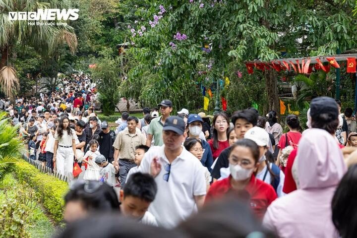 Càng về chiều, lượng du khách đổ về Công viên Thủ Lệ càng tăng.