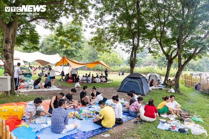 Tại Công viên Yên Sở, hàng trăm lượt người đến vui chơi, dã ngoại mỗi ngày. Hoạt động cắm trại chủ yếu thu hút các nhóm bạn trẻ và các gia đình có con nhỏ.