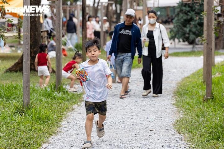 Đến đầu giờ chiều, Công viên Yên Sở duy trì không khí nhộn nhịp, các hoạt động vui chơi diễn ra sôi động.