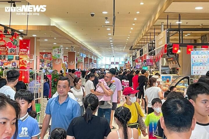 Biển người đổ về trung tâm thương mại, khu vui chơi Hà Nội dịp lễ 30/4 - 1/5 - 21