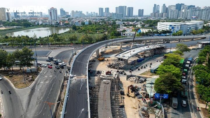 Quy mô gồm hệ thống hầm chui, cầu vượt nhiều nhánh và các tuyến đường kết nối, giúp phân luồng phương tiện, đặc biệt là xe container ra vào cảng Cát Lái.