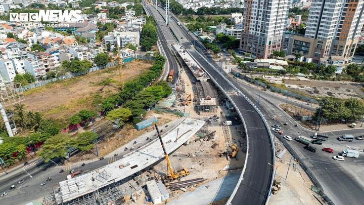 Lực lượng thi công duy trì các mũi làm việc liên tục, thể hiện quyết tâm đẩy nhanh tiến độ, sớm hoàn thành các hạng mục quan trọng của dự án.