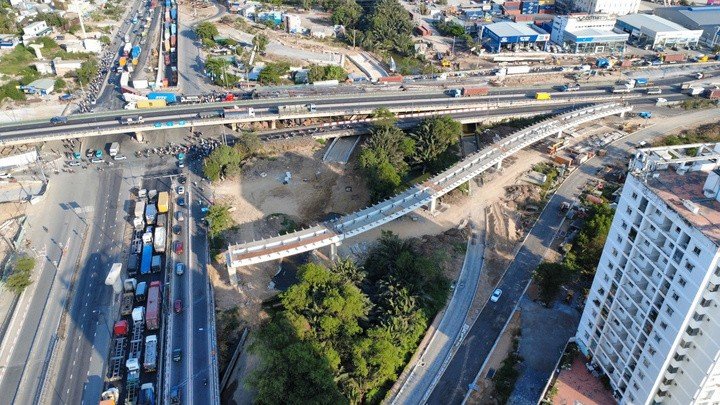 Nhánh đường bờ hữu đã hoàn thành tuyến rẽ phải từ Đồng Văn Cống đi Võ Chí Công và phần đường dạ cầu Kỳ Hà 2; hiện công nhân tiếp tục thi công hệ thống thoát nước, nền đường bên hông cầu. Cầu vượt Vành đai 2 (nhánh phải) đã hoàn thành kết cấu nhịp từ trụ T4 đến mố M2, đang thi công các nhịp còn lại và đường đầu cầu. Các hạng mục cầu khác như cầu Kỳ Hà 3 (nhánh phải) đang hoàn thiện đường đầu cầu; cầu Kỳ Hà 4 thi công mố, trụ và đường đầu cầu; cầu vượt rẽ trái từ Cát Lái đi Phú Mỹ đang lắp đặt nhịp dầm thép.