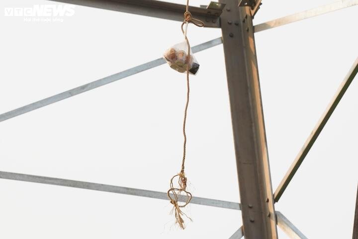 Việc ăn uống, sinh hoạt cũng gặp nhiều khó khăn. Để đưa nước lên cao, các công nhân phải sử dụng dây ròng rọc, buộc chai nước từ dưới đất rồi kéo lên cho đồng nghiệp phía trên.