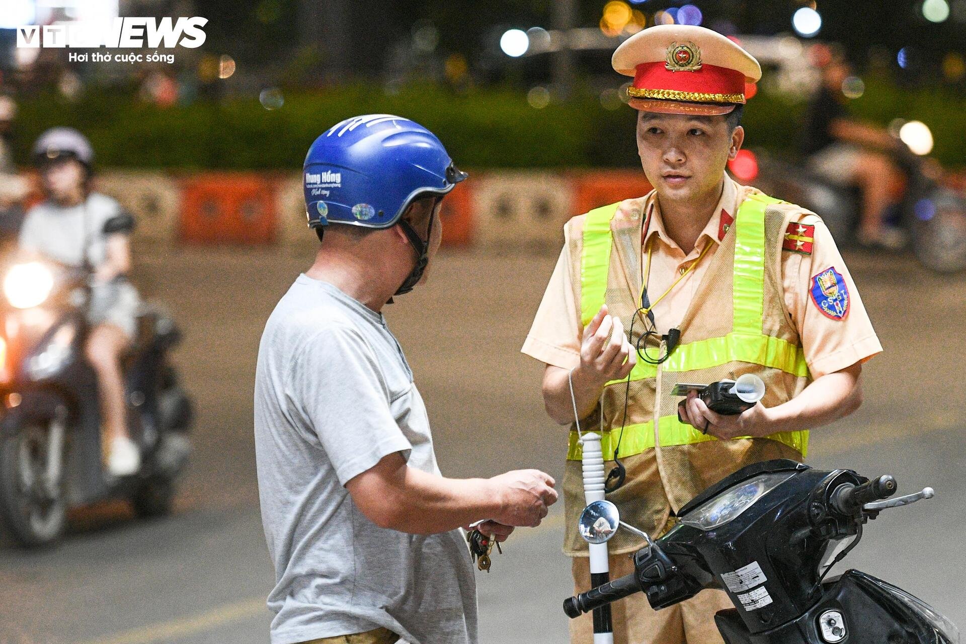 Người đàn ông xách can rượu, bỏ xe máy rời đi khi bị phạt nồng độ cồn kịch khung - 17