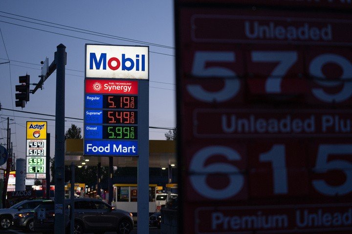 Giá xăng được niêm yết tại một trạm xăng Mobil ở Portland, bang Oregon, ngày 29/4/2026. (Ảnh: AP/Jenny Kane)