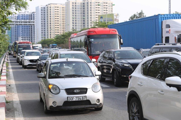 Người dân dồn về cửa ngõ Hà Nội sớm sau kỳ nghỉ, CSGT tạm đóng đường phân luồng - 6