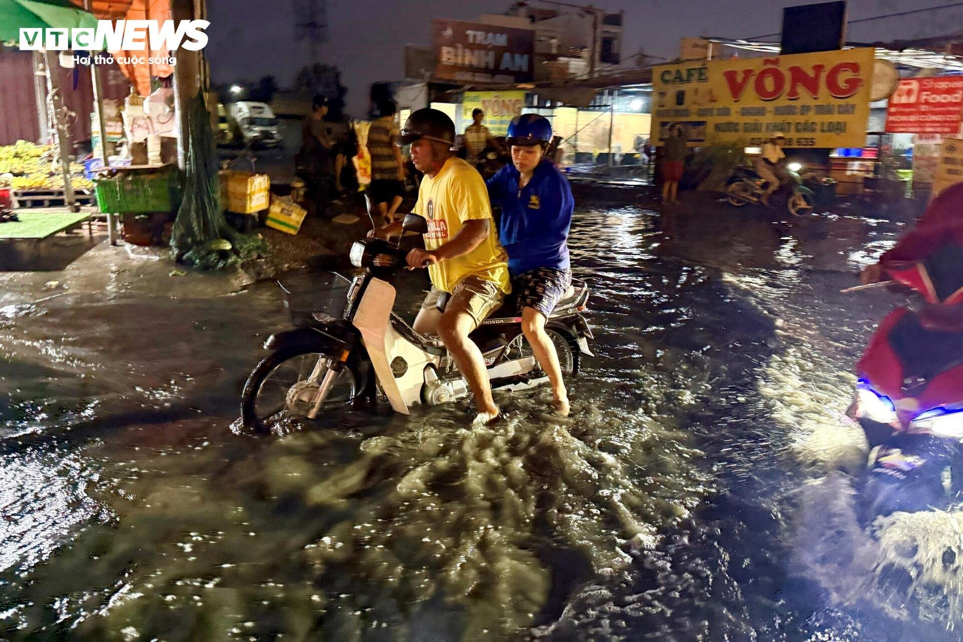 TP.HCM mưa lớn sau chuỗi ngày nắng nóng, nhiều đường ngập sâu, kẹt xe kéo dài - 3