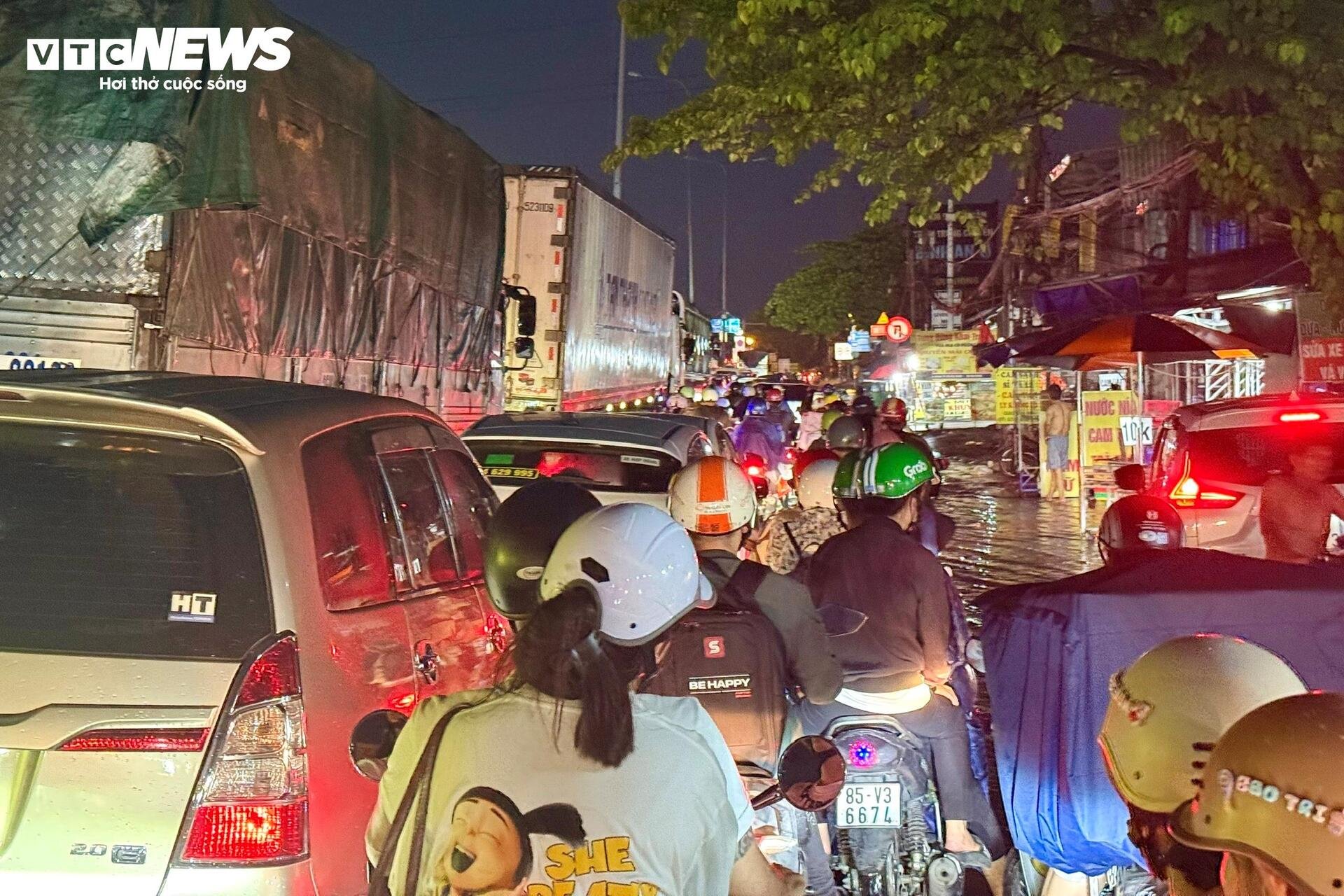 TP.HCM mưa lớn sau chuỗi ngày nắng nóng, nhiều đường ngập sâu, kẹt xe kéo dài - 4