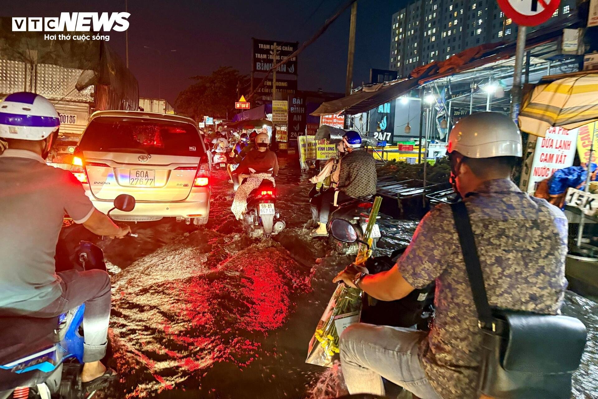 TP.HCM mưa lớn sau chuỗi ngày nắng nóng, nhiều đường ngập sâu, kẹt xe kéo dài - 5