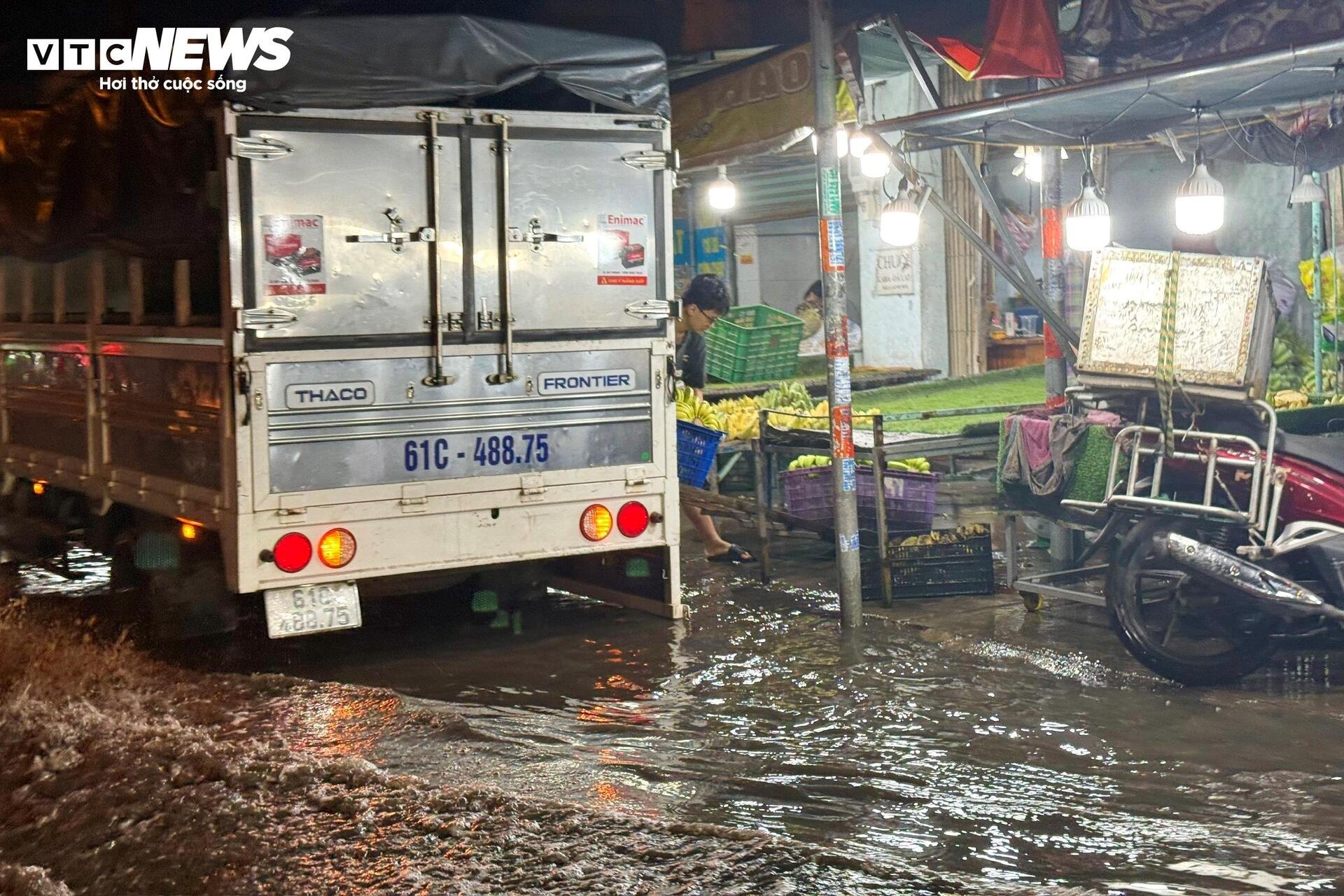 TP.HCM mưa lớn sau chuỗi ngày nắng nóng, nhiều đường ngập sâu, kẹt xe kéo dài - 7