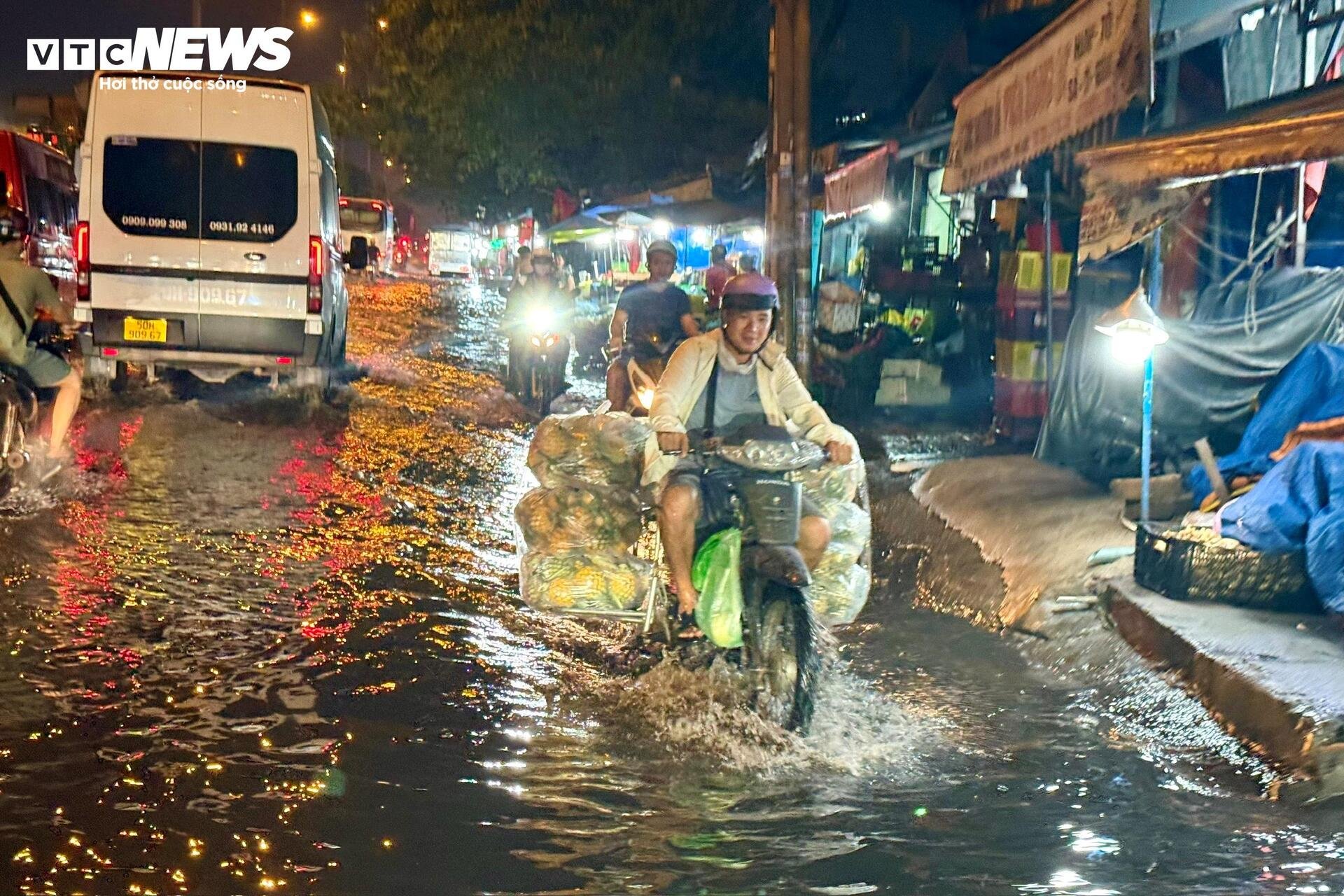 TP.HCM mưa lớn sau chuỗi ngày nắng nóng, nhiều đường ngập sâu, kẹt xe kéo dài - 8