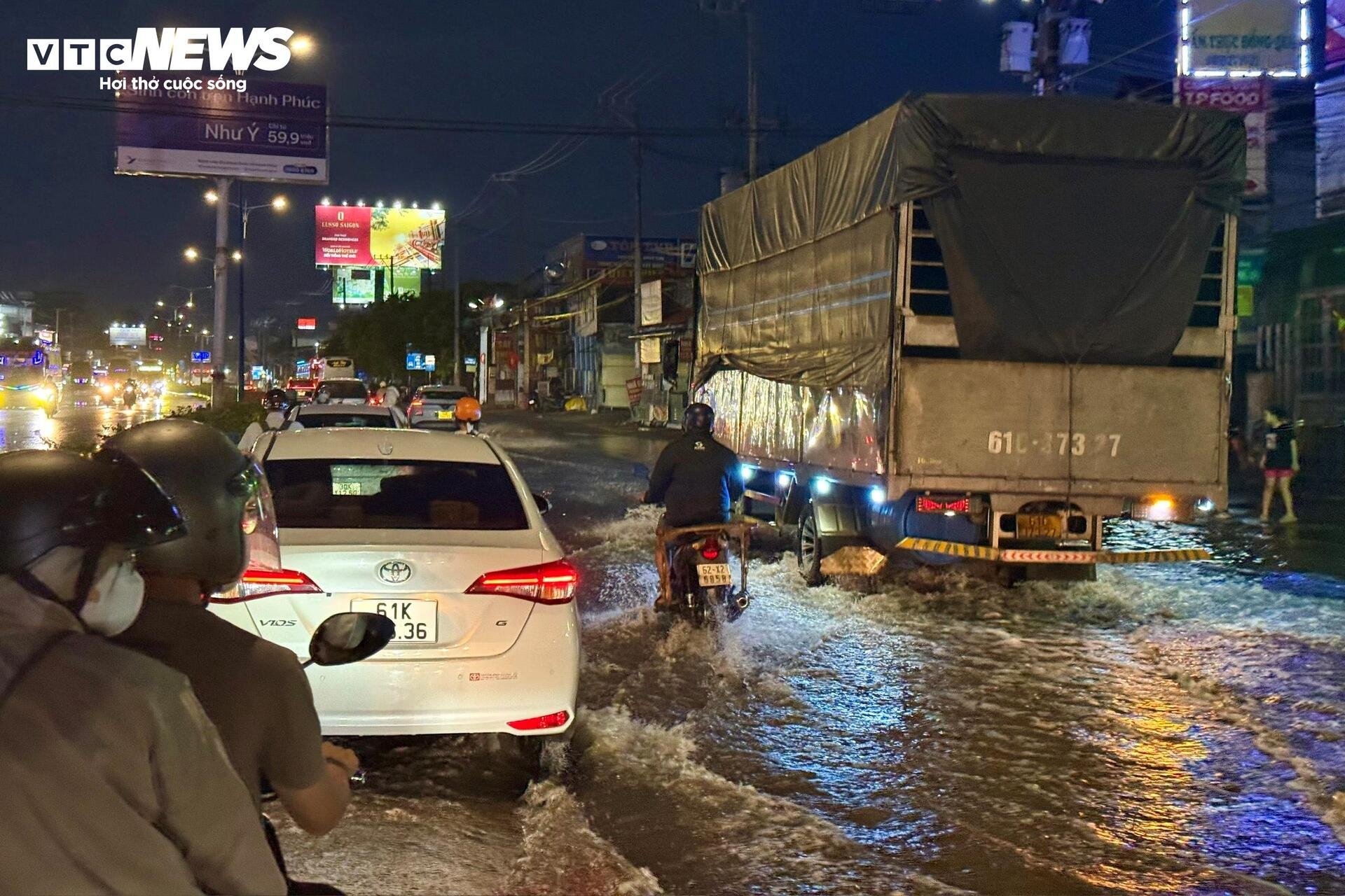 TP.HCM mưa lớn sau chuỗi ngày nắng nóng, nhiều đường ngập sâu, kẹt xe kéo dài - 12