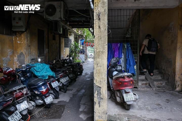 Cận cảnh khu tập thể dày đặc 'chuồng cọp' ở Hà Nội đang chờ cải tạo - 4