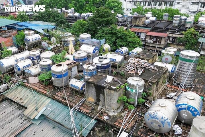 Cận cảnh khu tập thể dày đặc 'chuồng cọp' ở Hà Nội đang chờ cải tạo - 14
